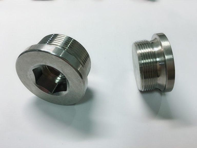 bollt cylch dur gwrthstaen wedi'i wneud yn arbennig gyda chylch allwedd ss